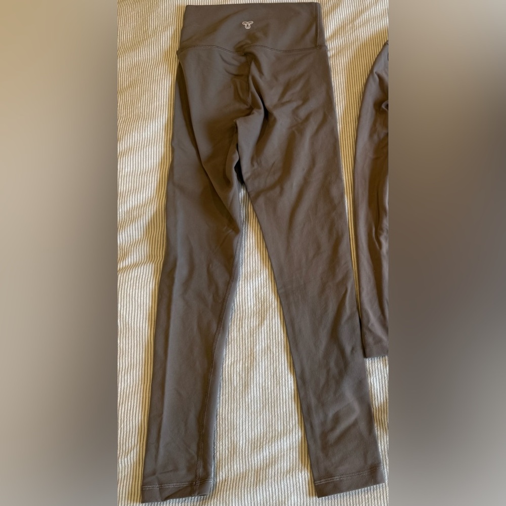 Aritzia TNAction High Waisted Leggings in Taupe